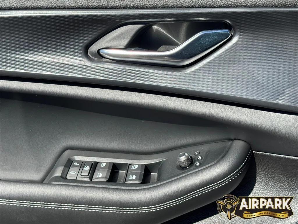 new 2025 Jeep Grand Cherokee car, priced at $44,170