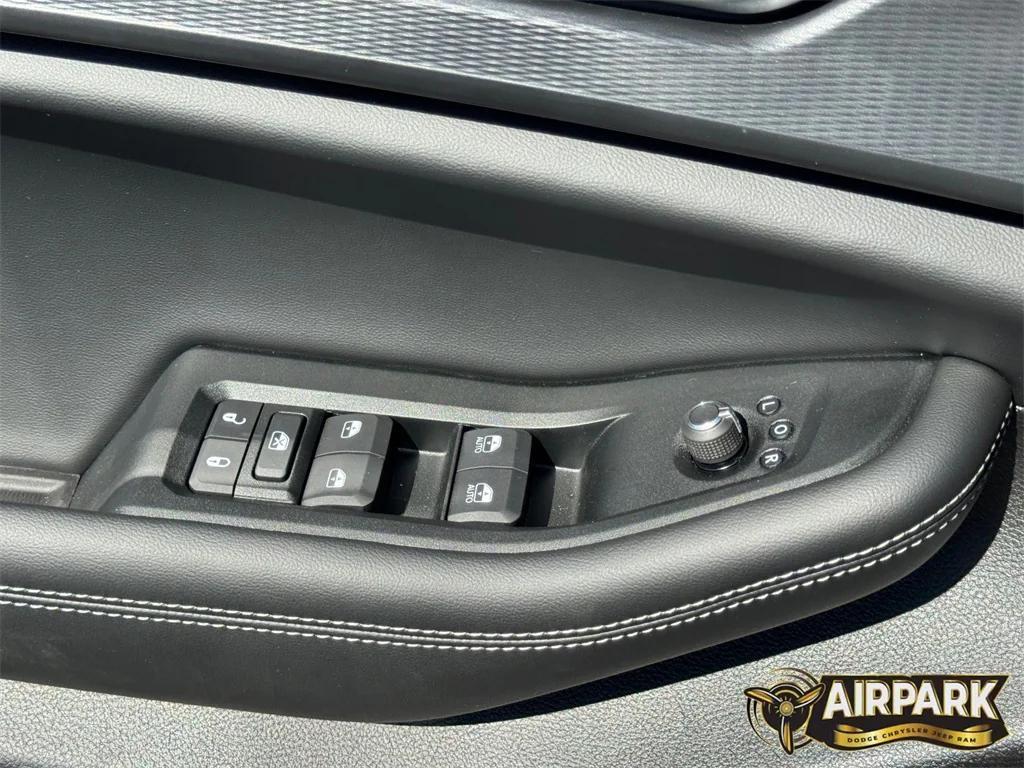 new 2025 Jeep Grand Cherokee car, priced at $44,170