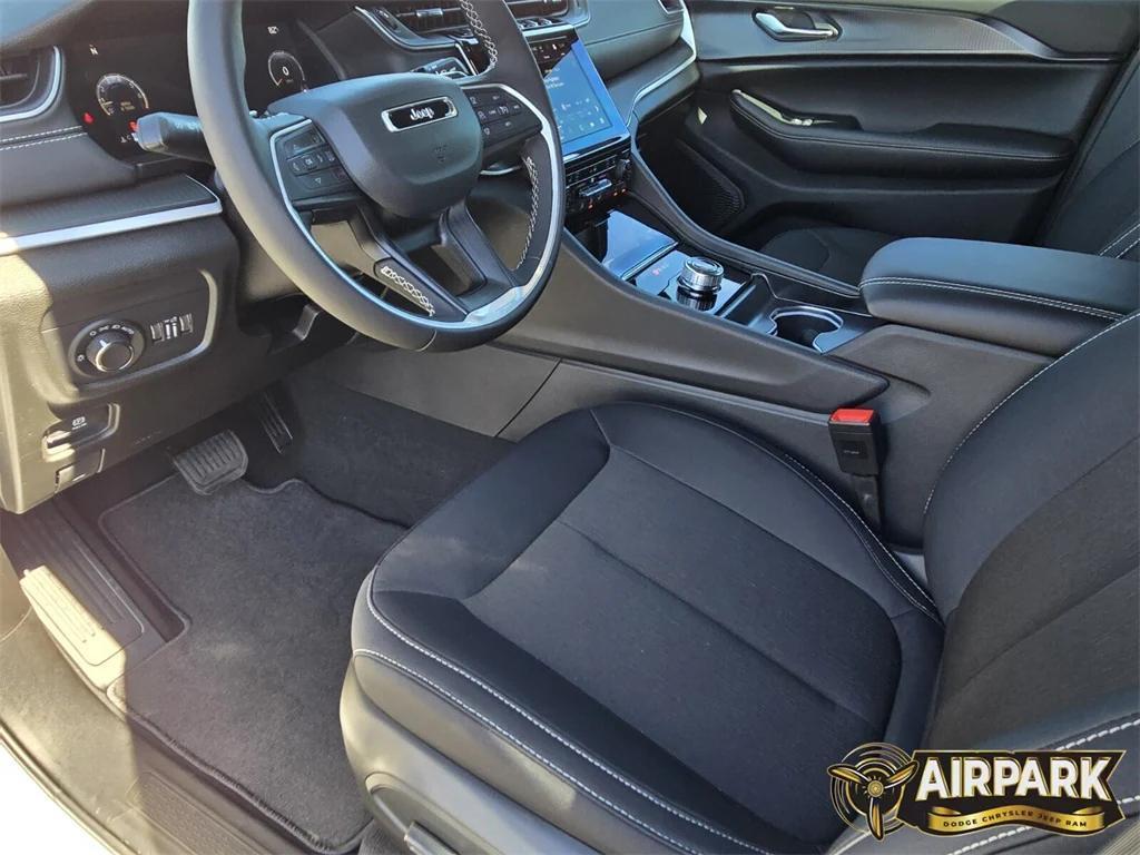 new 2025 Jeep Grand Cherokee car, priced at $43,575