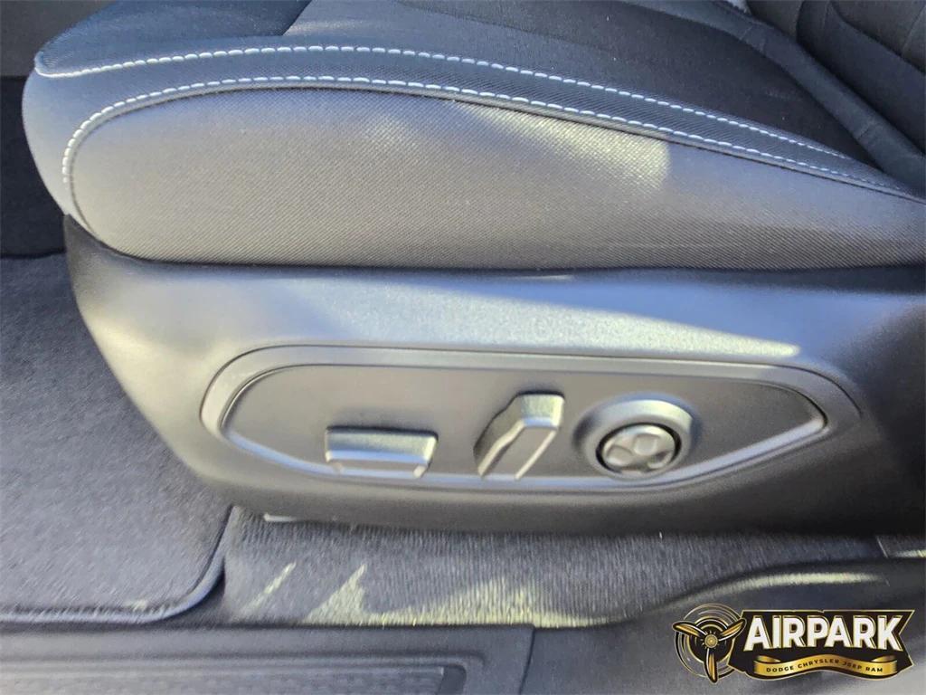 new 2025 Jeep Grand Cherokee car, priced at $43,575