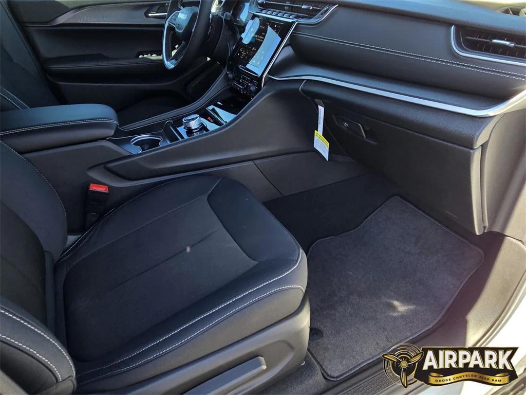 new 2025 Jeep Grand Cherokee car, priced at $43,575