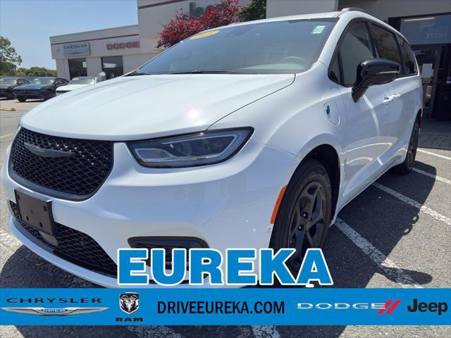 new 2025 Chrysler Pacifica Hybrid car, priced at $63,805