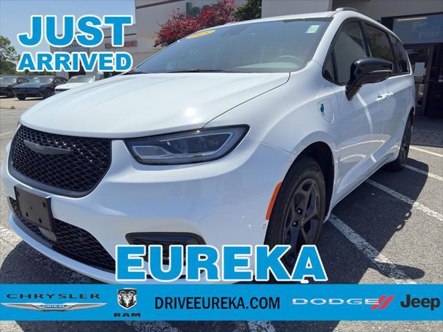 new 2025 Chrysler Pacifica Hybrid car, priced at $63,805