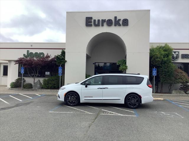 new 2024 Chrysler Pacifica car, priced at $45,691