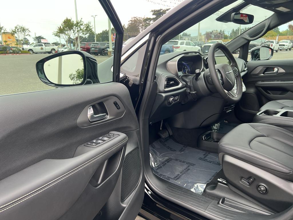 new 2025 Chrysler Pacifica car, priced at $53,580