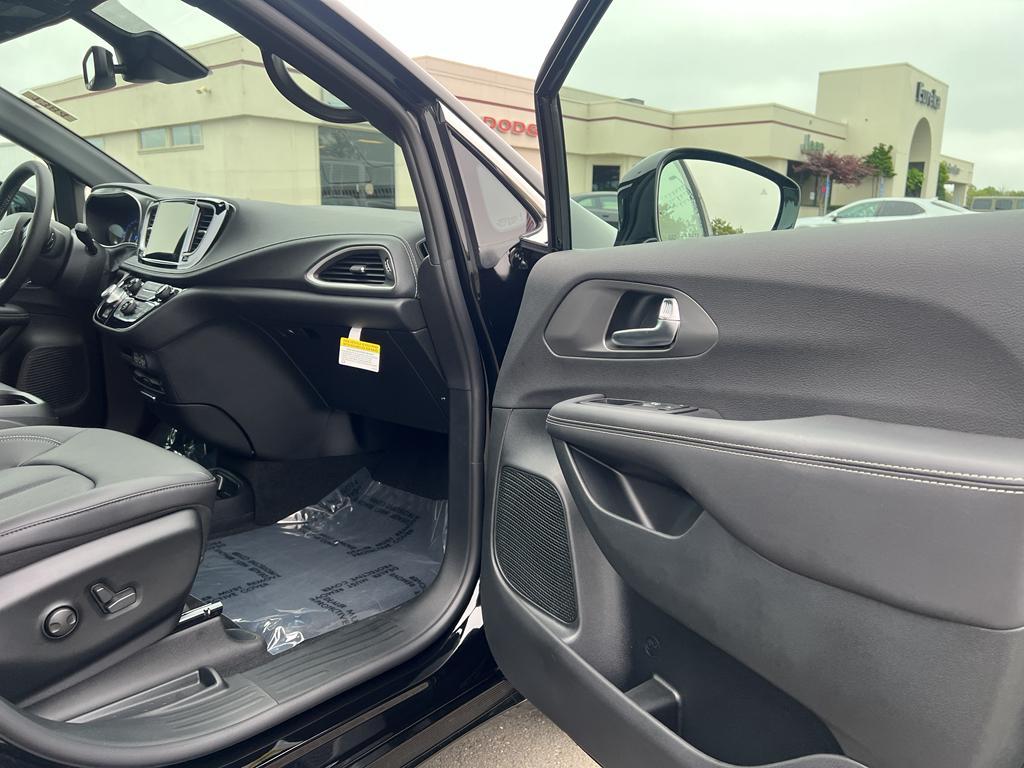 new 2025 Chrysler Pacifica car, priced at $53,580