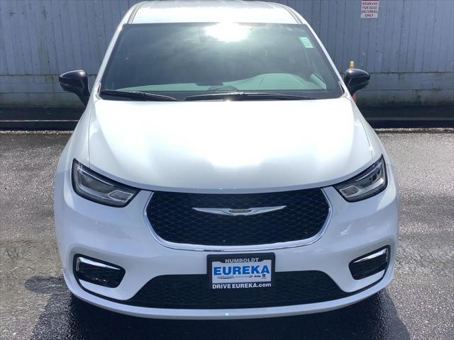 new 2025 Chrysler Pacifica Hybrid car, priced at $54,030