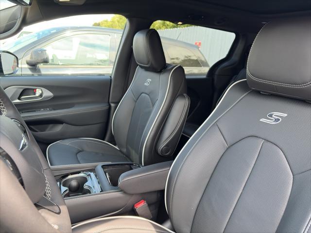 new 2025 Chrysler Pacifica Hybrid car, priced at $60,575