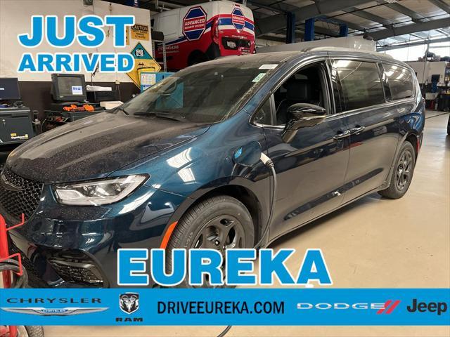 new 2025 Chrysler Pacifica Hybrid car, priced at $60,575