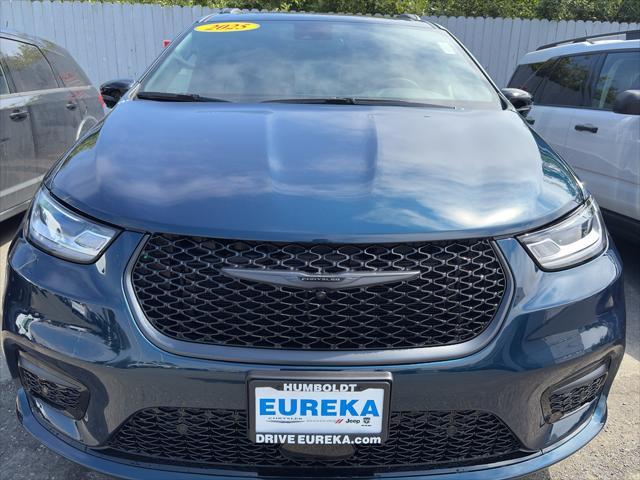 new 2025 Chrysler Pacifica Hybrid car, priced at $60,575