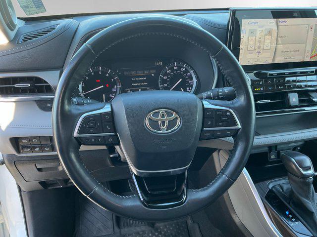 used 2020 Toyota Highlander car, priced at $33,289