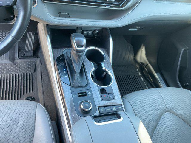 used 2020 Toyota Highlander car, priced at $33,289