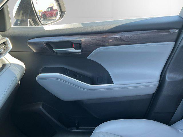 used 2020 Toyota Highlander car, priced at $33,289