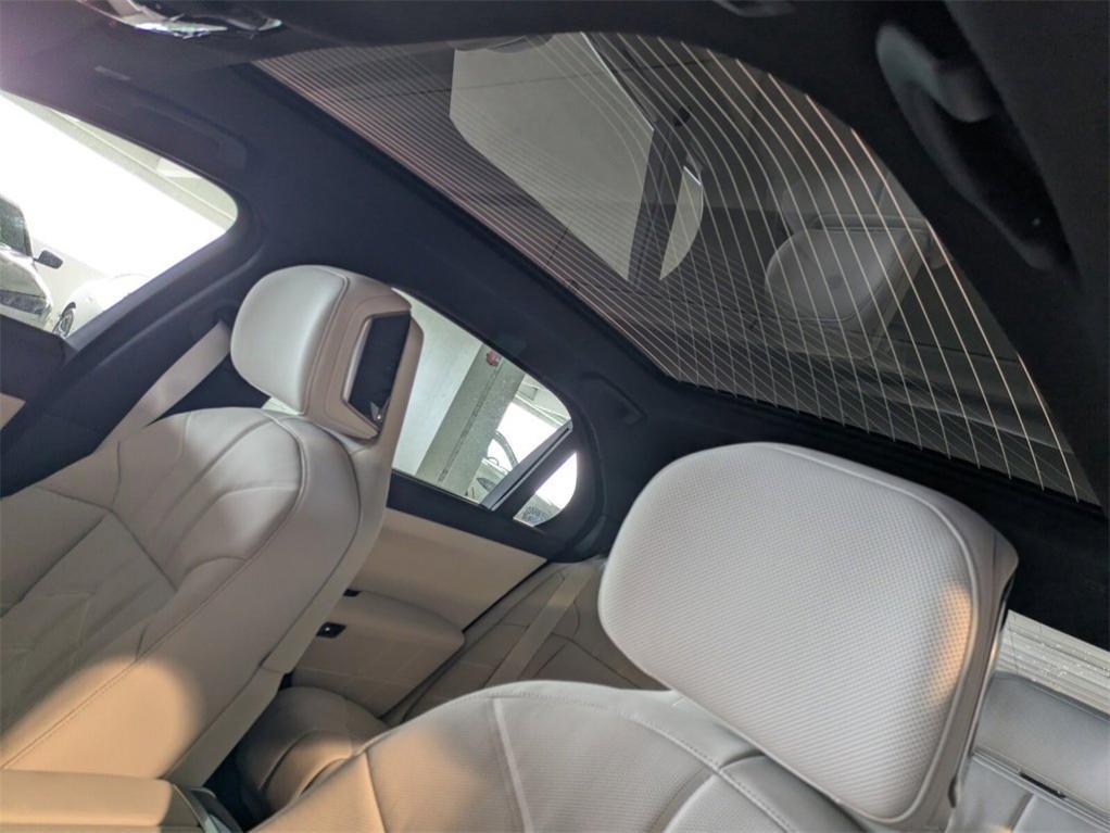 new 2025 BMW i7 car