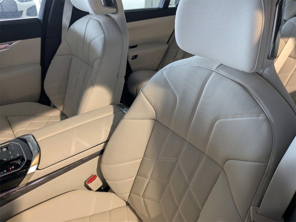 new 2025 BMW i7 car