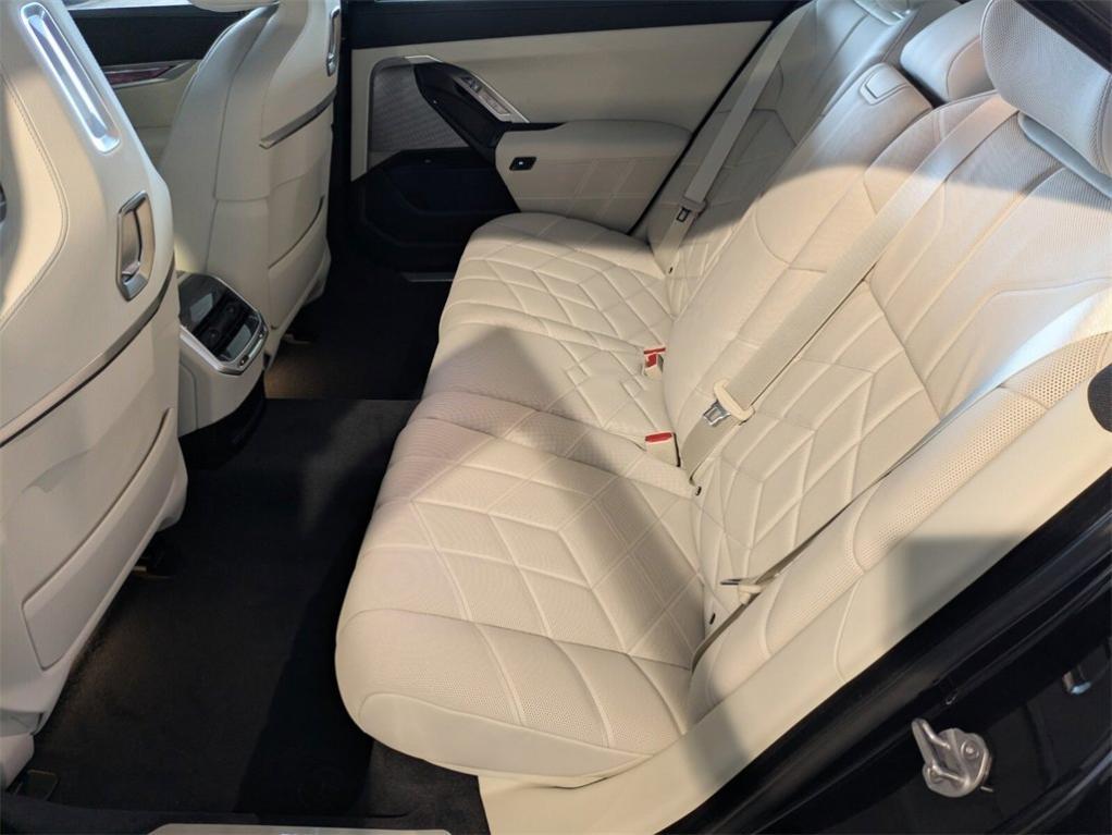 new 2025 BMW i7 car