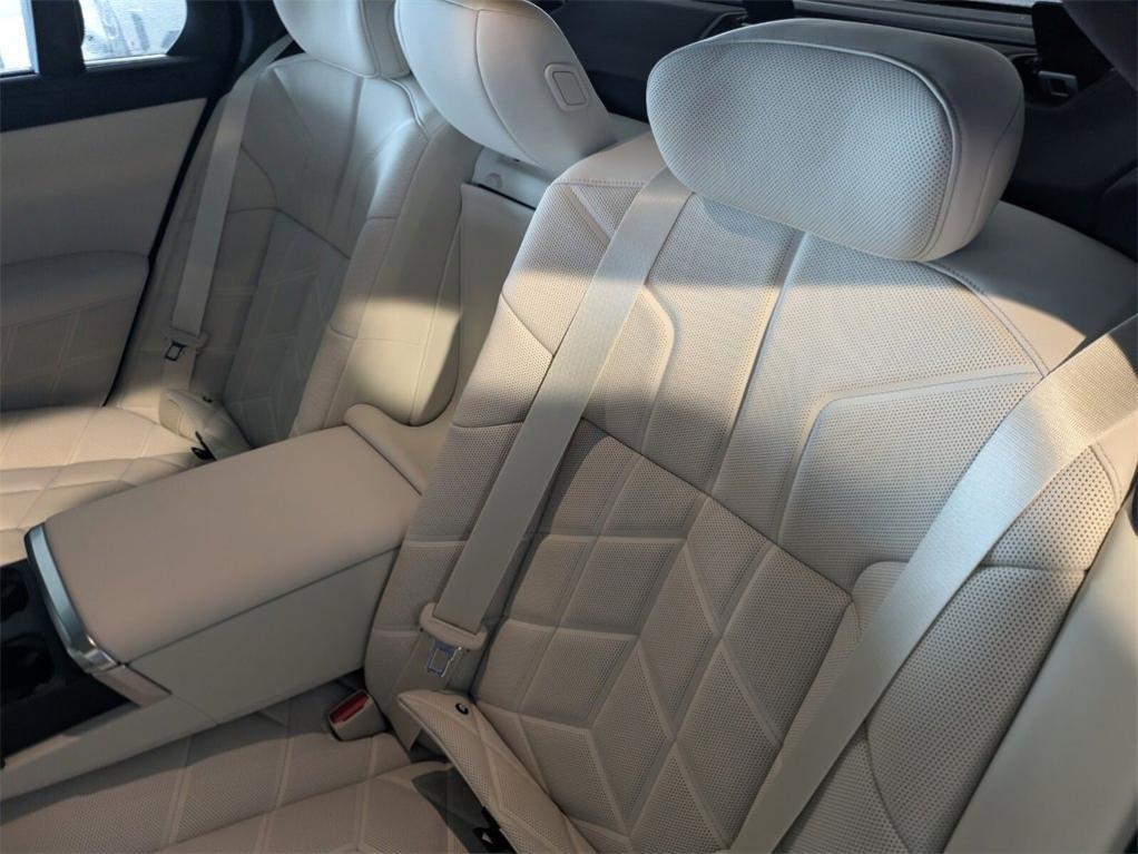 new 2025 BMW 760 car
