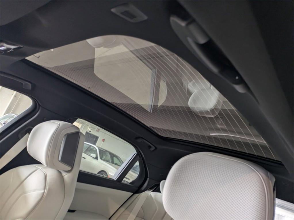 new 2025 BMW 760 car
