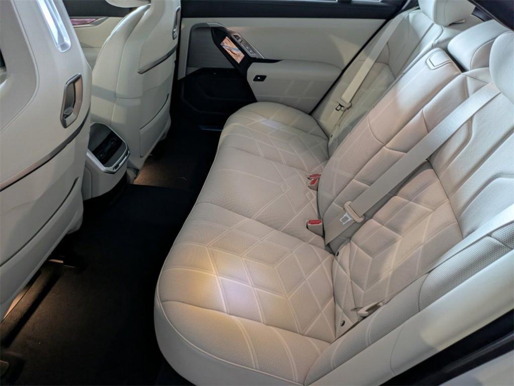 new 2025 BMW 760 car