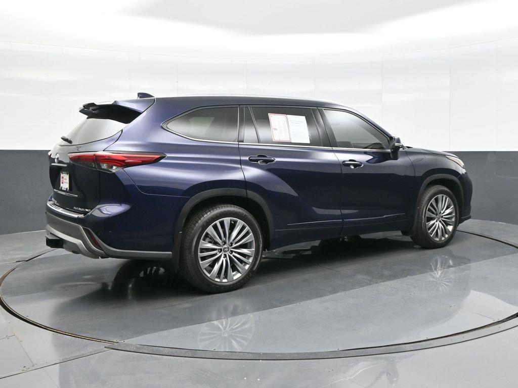 used 2022 Toyota Highlander car, priced at $39,995