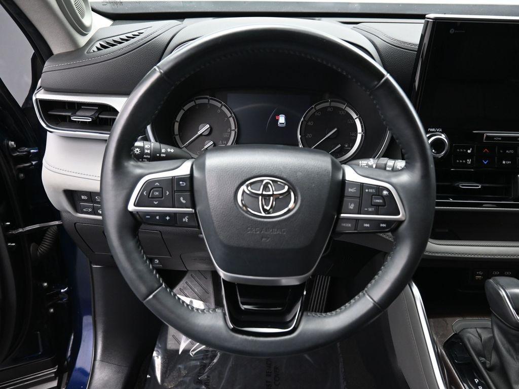 used 2022 Toyota Highlander car, priced at $39,995