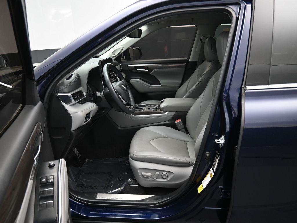 used 2022 Toyota Highlander car, priced at $39,995