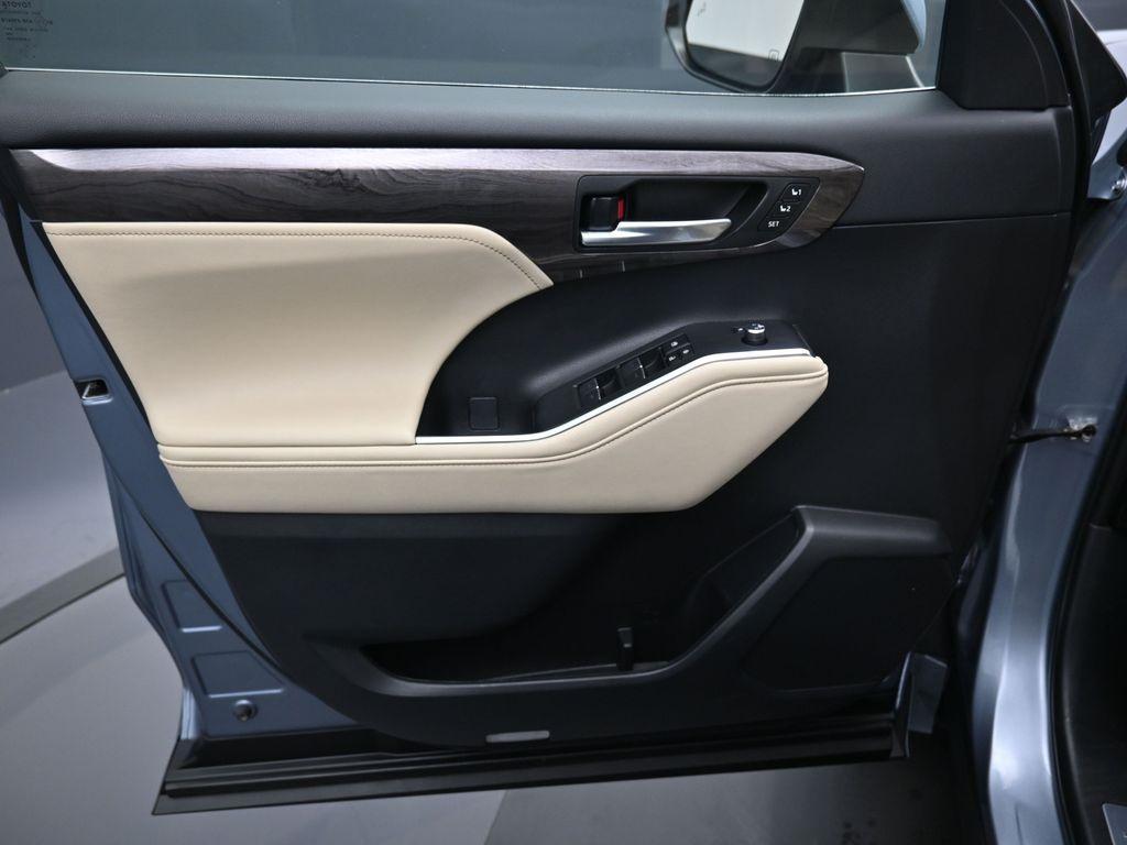 used 2023 Toyota Highlander car, priced at $42,888