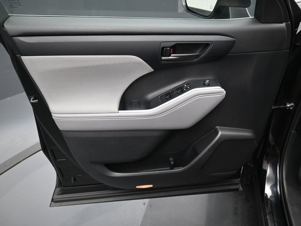 used 2023 Toyota Highlander car, priced at $32,754