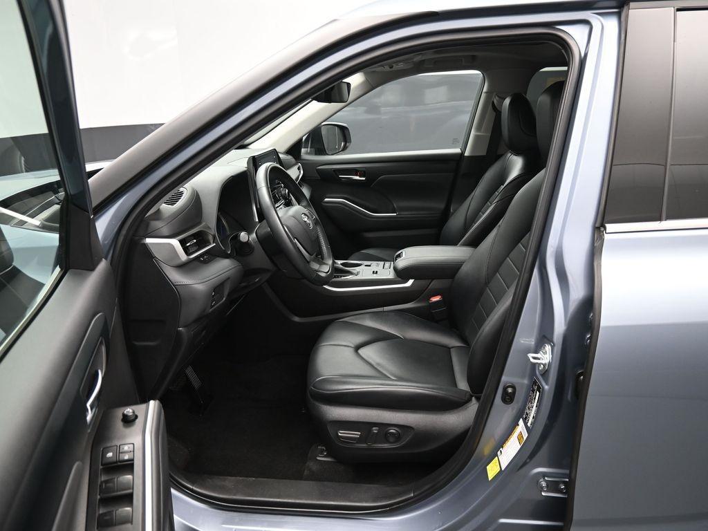 used 2022 Toyota Highlander Hybrid car, priced at $39,056