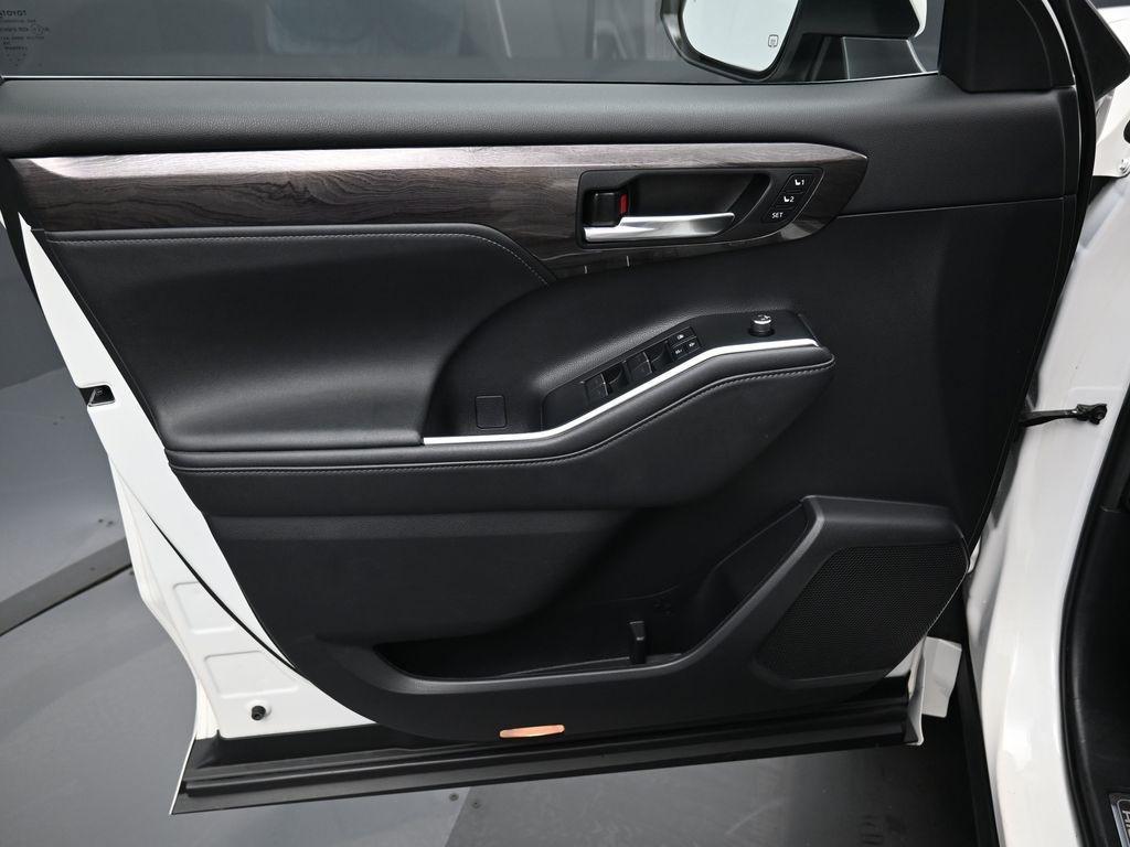 used 2021 Toyota Highlander car, priced at $37,546