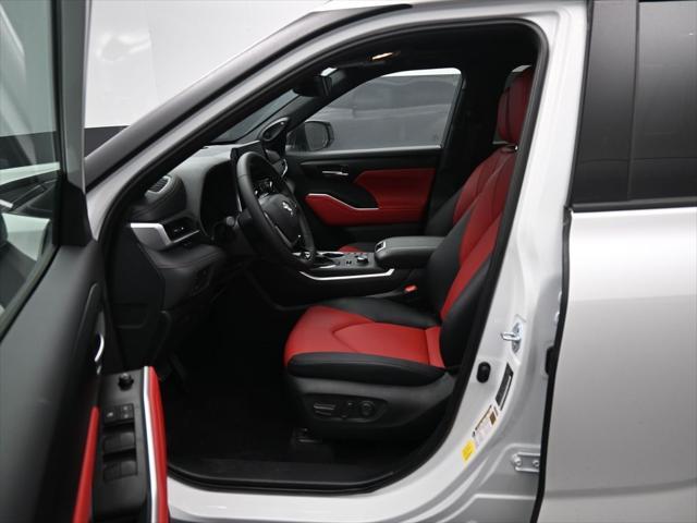 used 2025 Toyota Highlander car, priced at $58,997