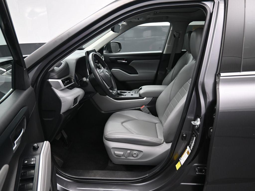 used 2022 Toyota Highlander Hybrid car, priced at $43,999