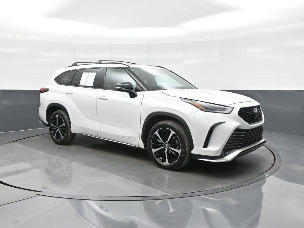 used 2022 Toyota Highlander car, priced at $39,990