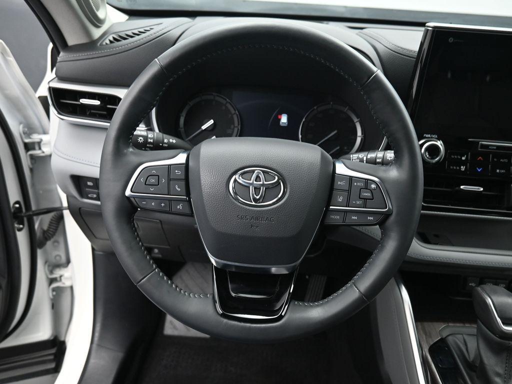 used 2021 Toyota Highlander car, priced at $39,995