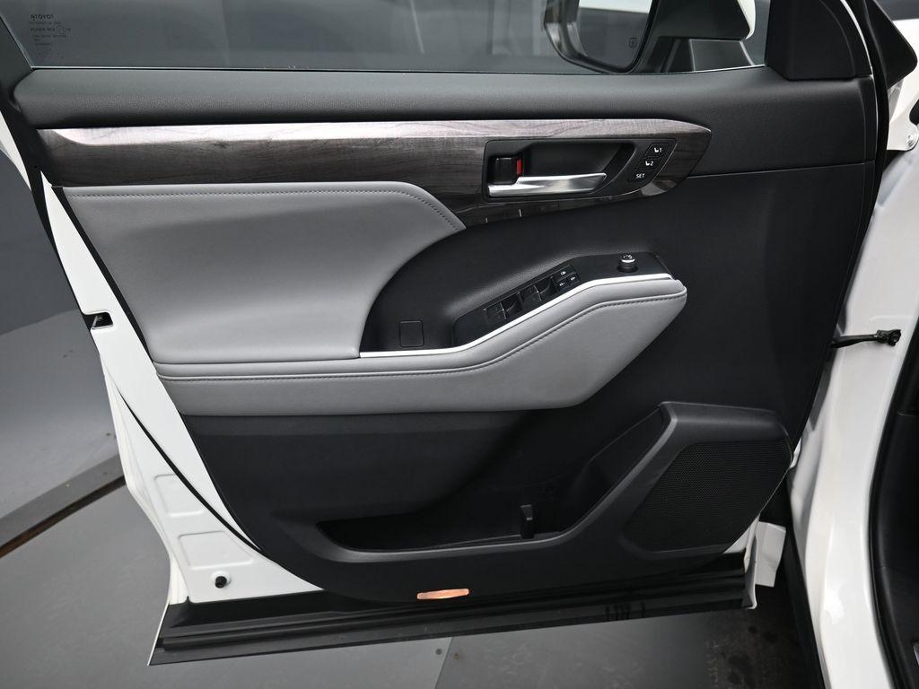 used 2021 Toyota Highlander car, priced at $39,995