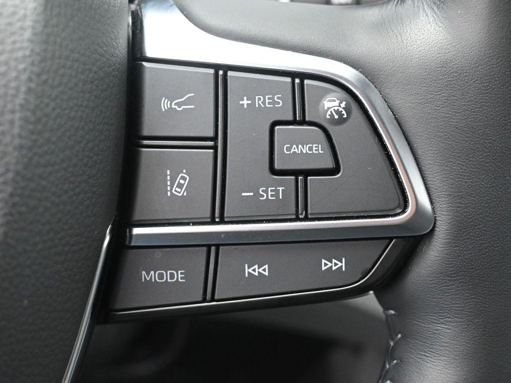 used 2021 Toyota Highlander car, priced at $39,995