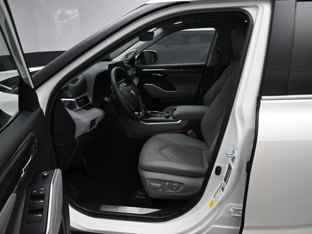 used 2021 Toyota Highlander car, priced at $39,995