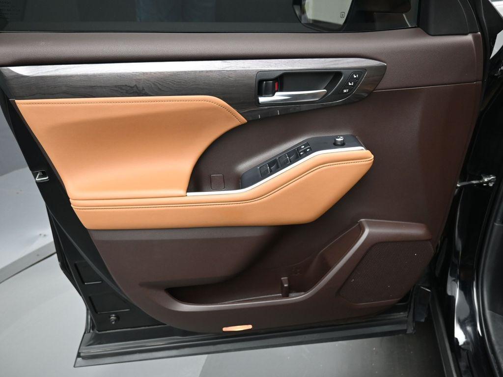 used 2022 Toyota Highlander Hybrid car, priced at $47,152