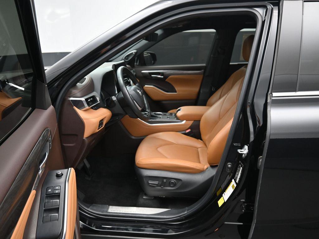 used 2022 Toyota Highlander Hybrid car, priced at $47,152