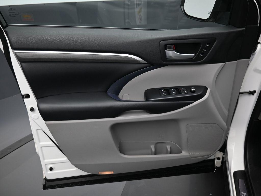 used 2018 Toyota Highlander car, priced at $27,994