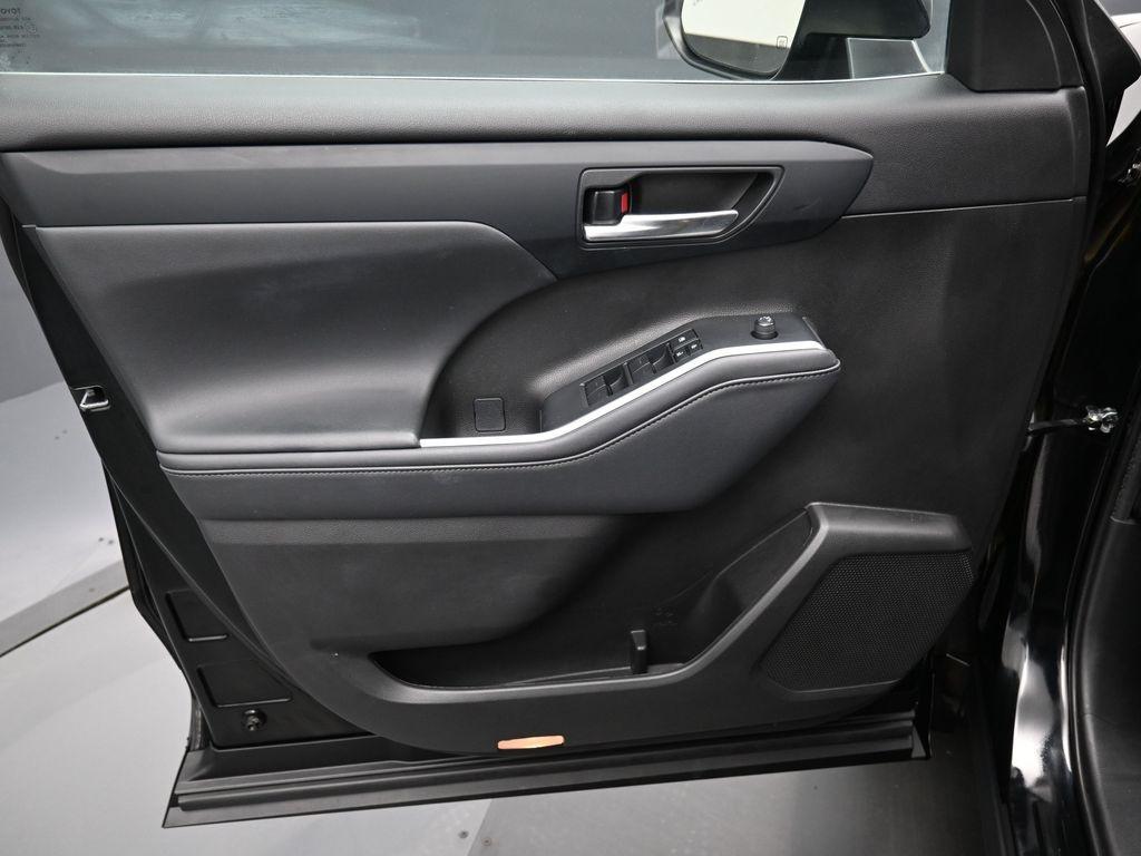 used 2022 Toyota Highlander car, priced at $30,000