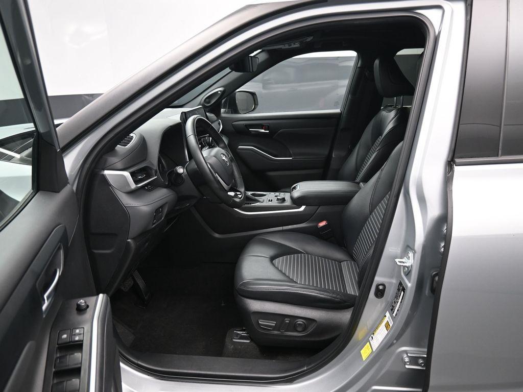 used 2023 Toyota Highlander car, priced at $44,995