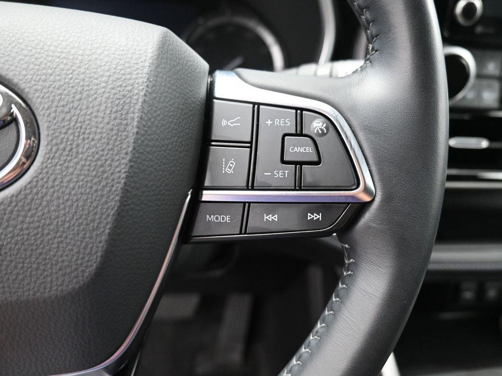 used 2021 Toyota Highlander car, priced at $38,159