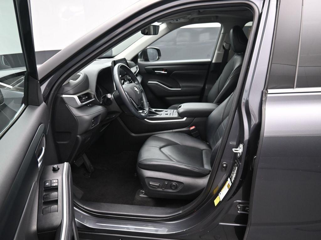 used 2021 Toyota Highlander car, priced at $38,159