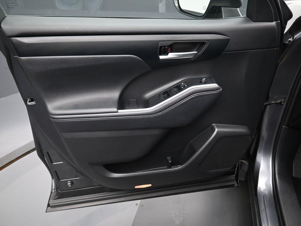 used 2021 Toyota Highlander car, priced at $38,159