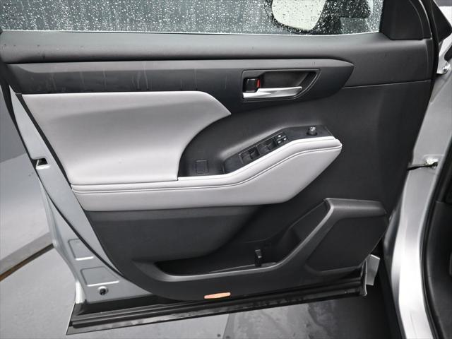 used 2021 Toyota Highlander car, priced at $32,998