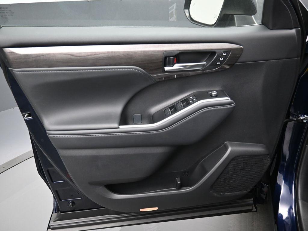 used 2025 Toyota Highlander car, priced at $55,500