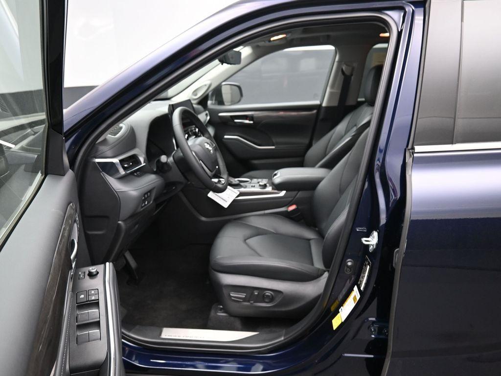 used 2025 Toyota Highlander car, priced at $55,500