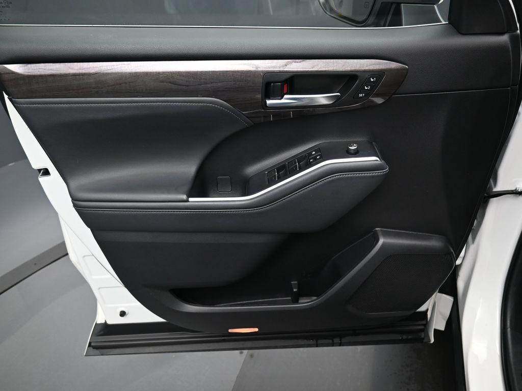 used 2022 Toyota Highlander car, priced at $43,869