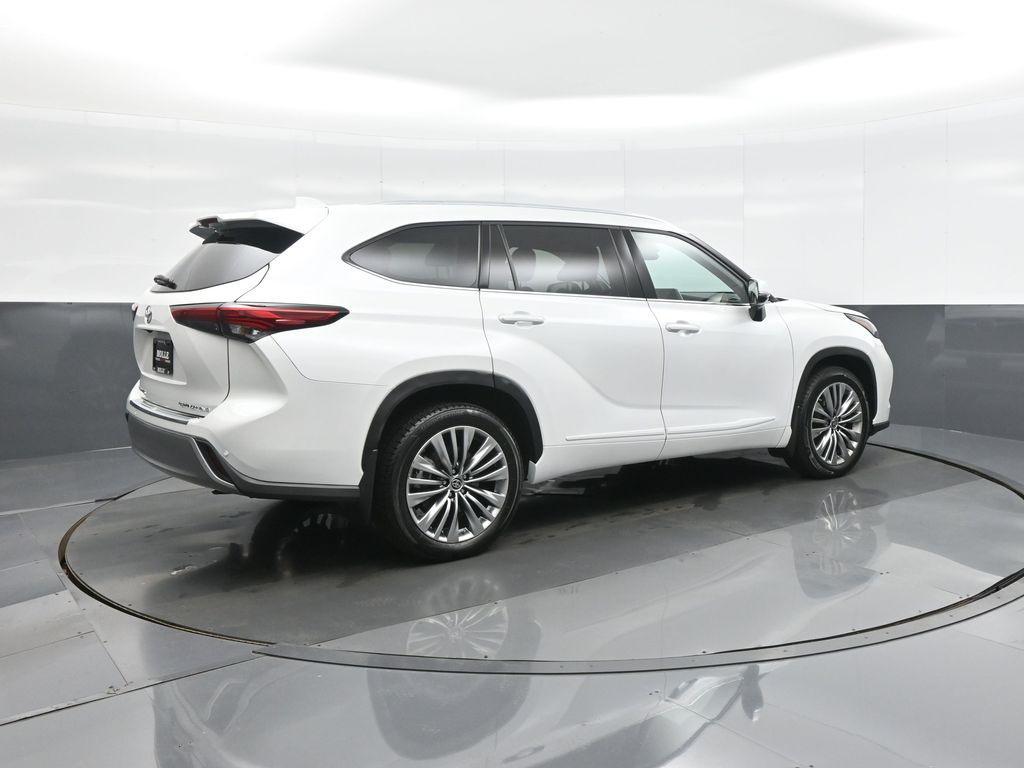 used 2022 Toyota Highlander car, priced at $43,869